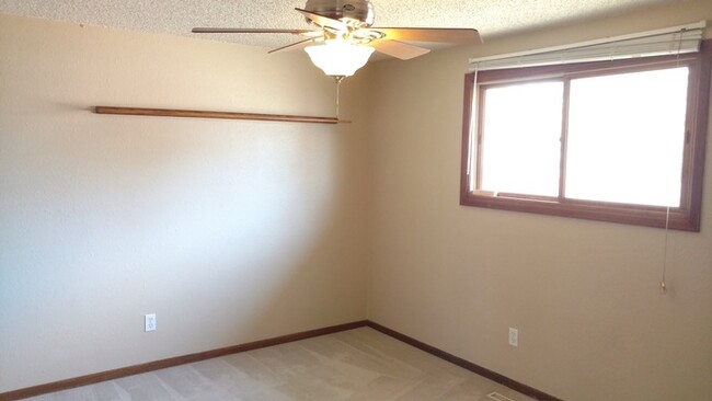 Building Photo - Large 3 Bedroom, 2 Bathroom Home in the Th...