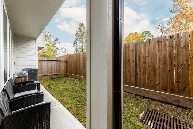 Building Photo - 5725 White Magnolia St.