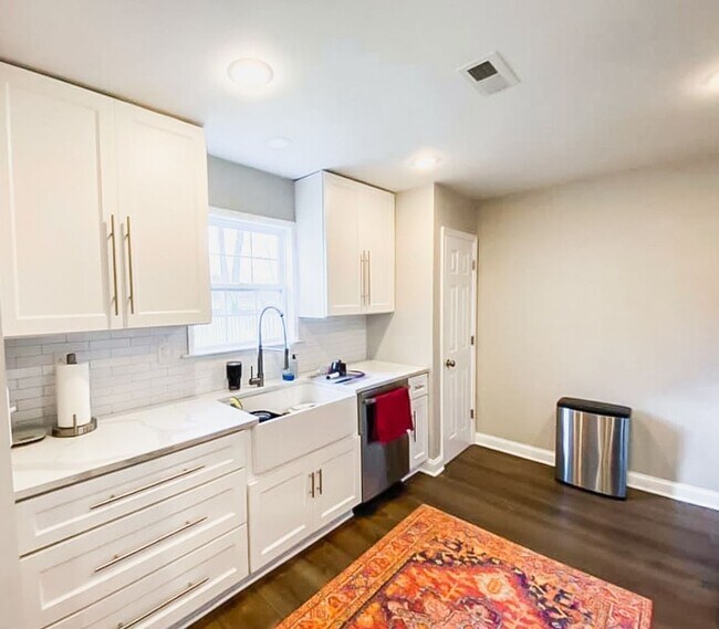 Building Photo - Immaculately Renovated 3 Bedroom 1.5 Bathr...