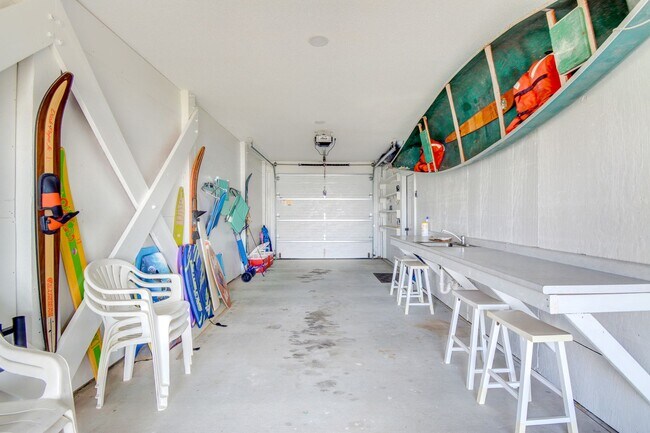 Building Photo - Seasonal Rental: Total Relaxation with Sou...