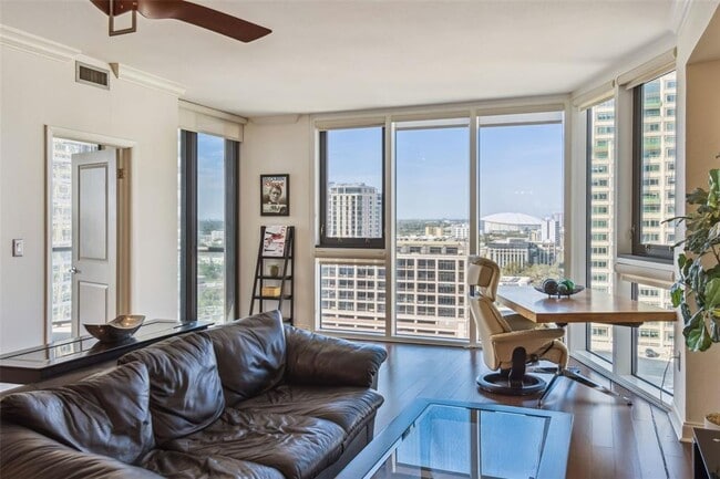 Building Photo - 1 Beach Dr SE