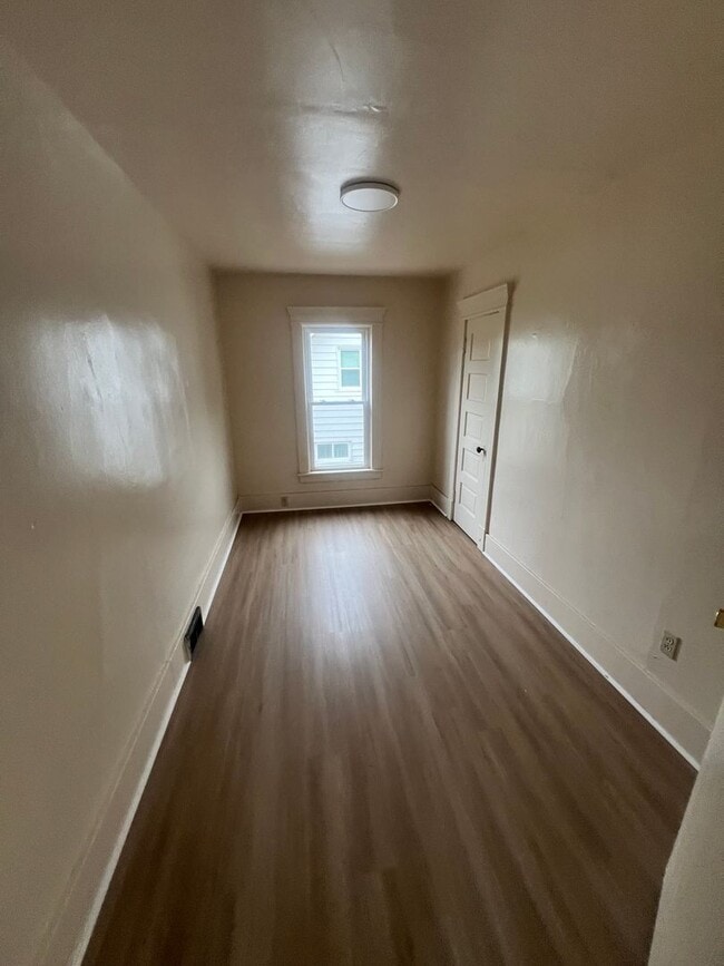 Building Photo - 1146 E 26th St