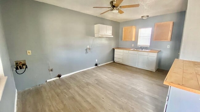 Building Photo - Handyman Special $0 First Month's Rent / “You fix, you SAVE BIG!!” Contact Mayshell for details: ...