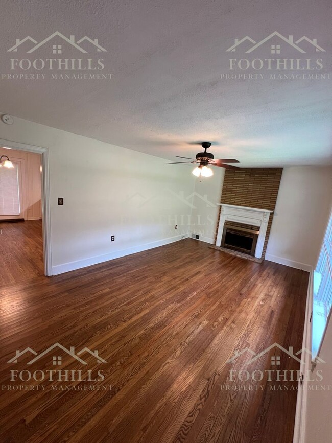 Building Photo - 3 Bedroom Home with Fenced Yard & Carport ...