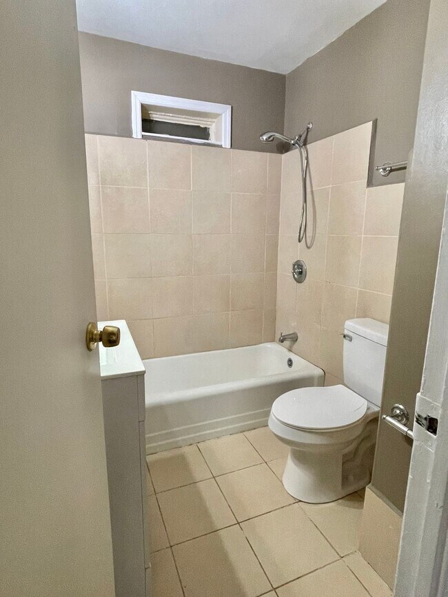 Building Photo - 2 Bed / 2 Bath with office space Home for Rent – Renovated Kitchen & Fenced Backyard