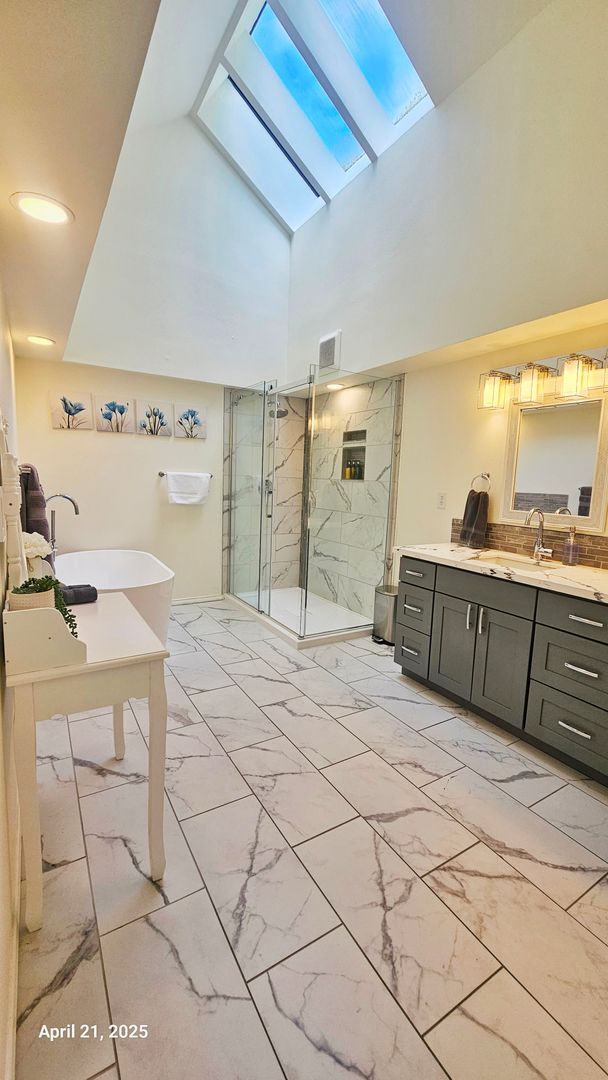 Building Photo - Beautiful Remodeled 4 Bedroom and 2.5 Bathroom Single Family House - Bellevue