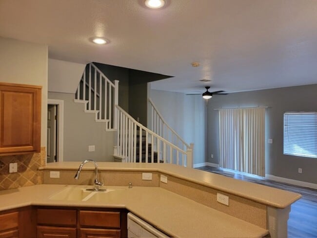 Building Photo - 3 Bedroom Townhouse with a backyard