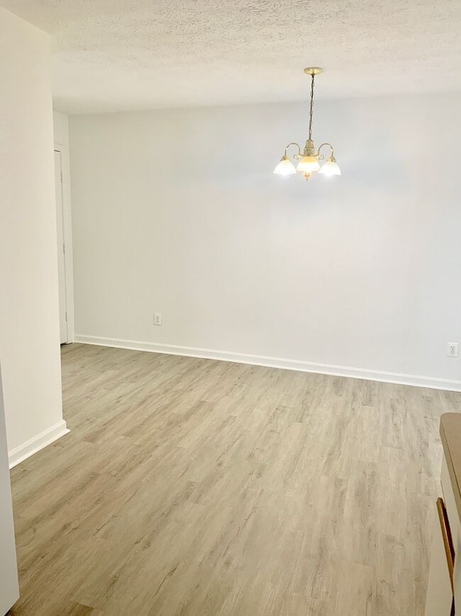 Building Photo - 3 Bedroom End Unit Townhouse in King George