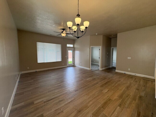 Building Photo - Townhome in Hurricane