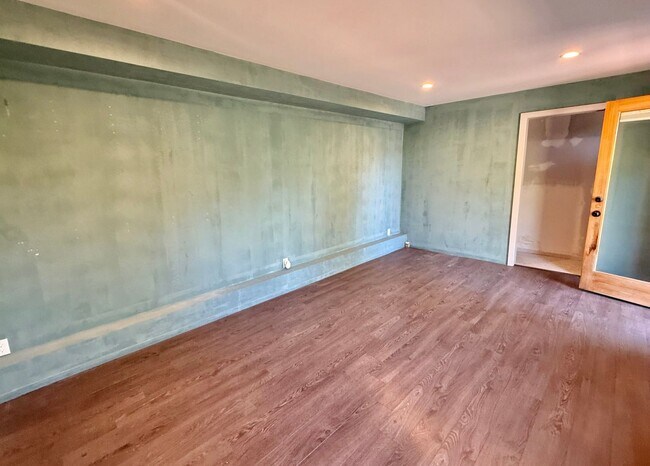 Building Photo - 1915 Apex Ave