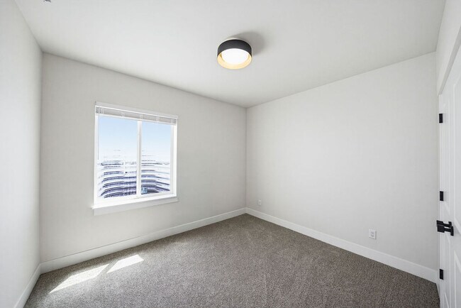 Building Photo - 475 E River Rd