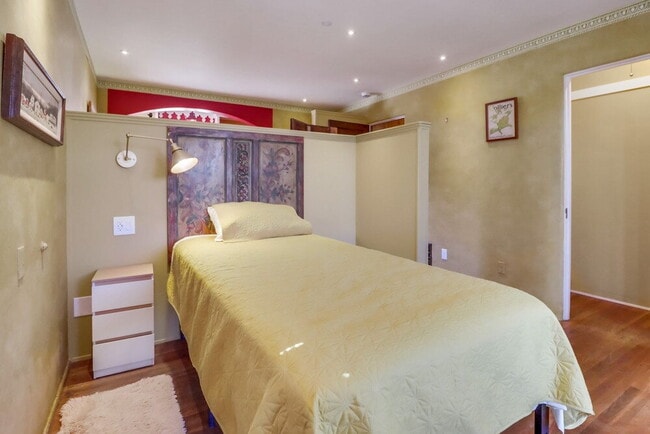 Building Photo - ROOM FOR RENT in beautiful Point Loma cust...