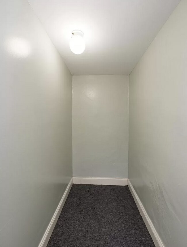 Building Photo - 305 E Cabot St