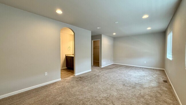 Building Photo - Move in ready on Birmingham!