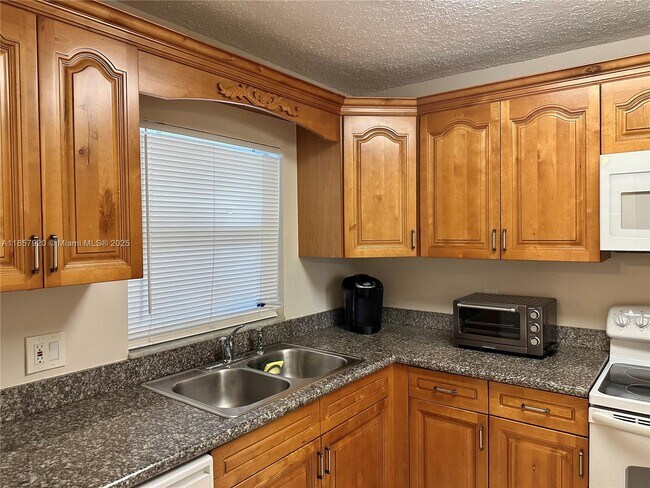 Building Photo - 9441 Evergreen Pl
