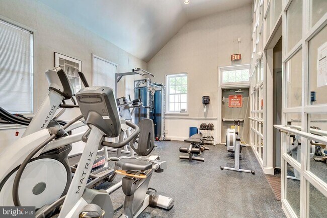 Building Photo - 1716 W Abingdon Dr