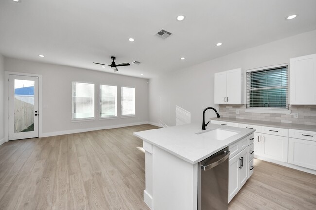 Building Photo - 8306 Comal St