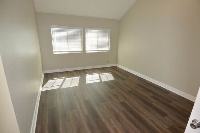 Building Photo - Beautiful Remodeled 2 Bed 2.5 Bath Condo in Pacific Ranch