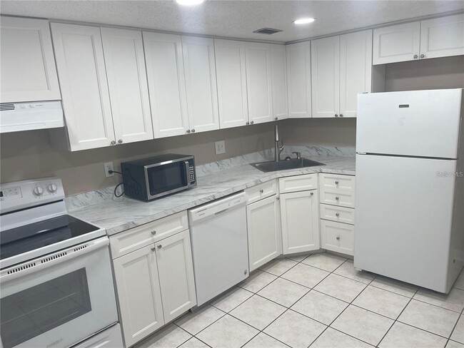 Building Photo - 851 Bayway Blvd