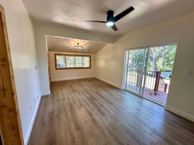 Building Photo - Stunning Renovated 2 Bedroom 2 Bathroom Fa...