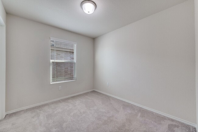 Building Photo - Spacious 4 Bed, 3 Bath Modern Home in Mobberly Farms, Pilot Point - Available for Lease!