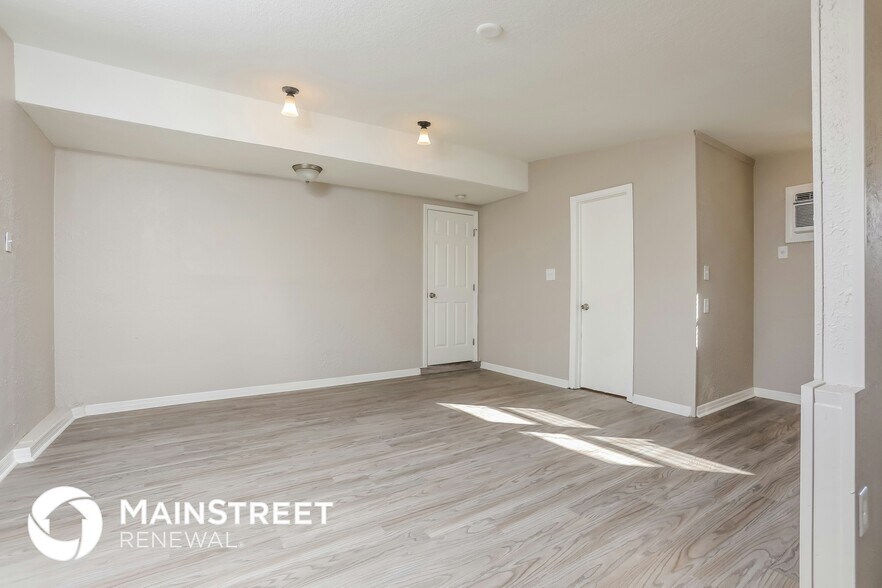 Building Photo - 3703 Sutton Dr