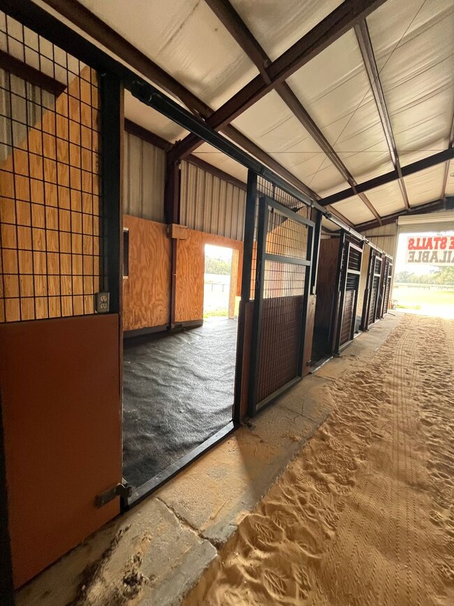 Building Photo - 4/3 Ocala HITS Stalls/RV Hook-Ups/Paddocks...