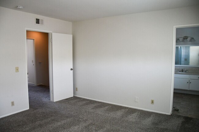 Building Photo - 522 E Collins Ave