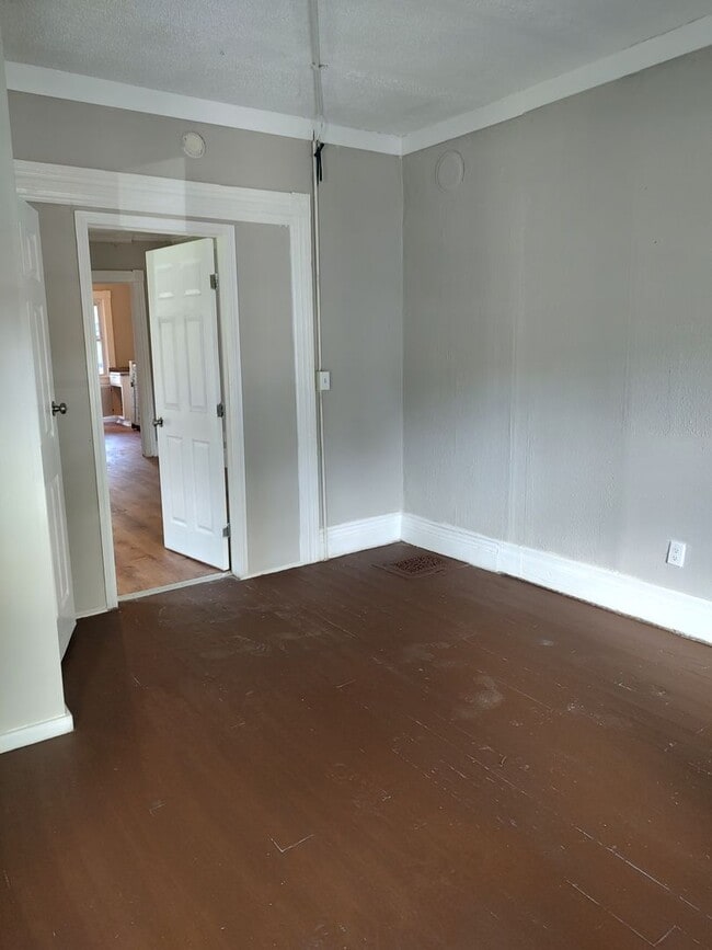 Building Photo - Newly renovated 4 bedroom duplex