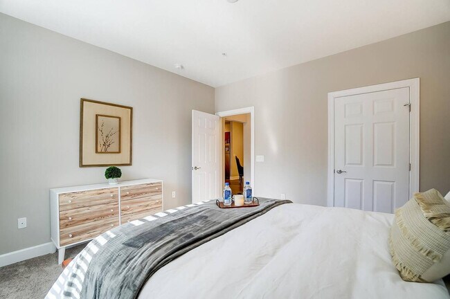 Building Photo - 740 Zumstein Ln