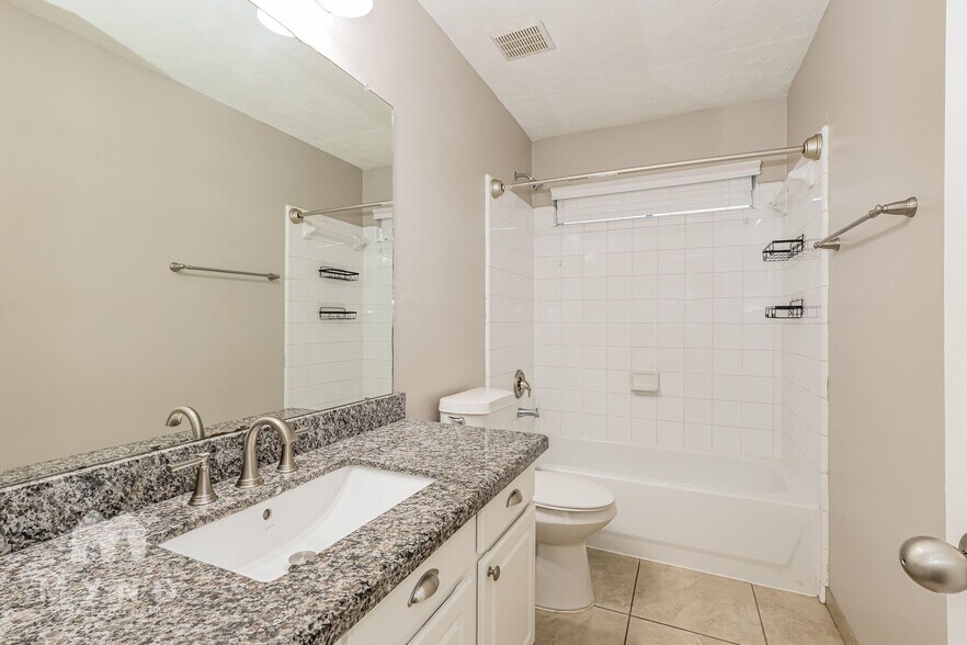 Building Photo - 12035 Thornecrest Dr