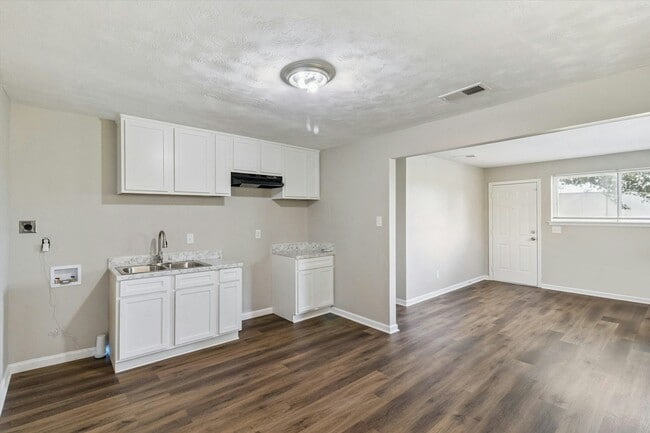 Building Photo - 2800 Tarbora Ave