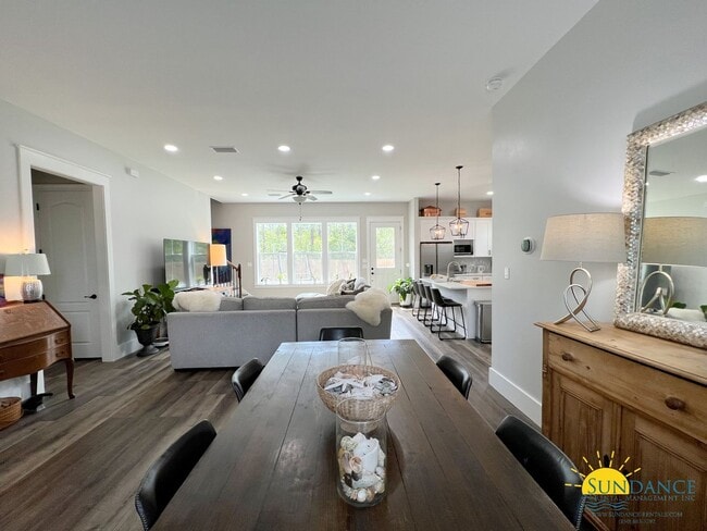 Building Photo - Stunning 5 bedroom home in Santa Rosa Beach!