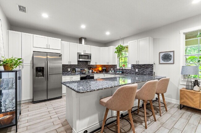 Building Photo - Charming 3-Bed with 2 Baths Oasis in St. C...