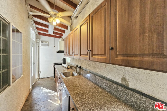 Building Photo - 302 N Griffith Park Dr