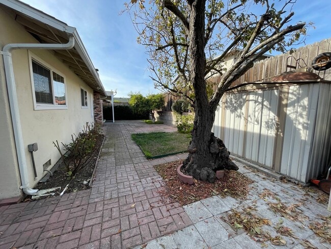 Building Photo - Nor Cal Realty, Inc - 3 bedroom 2 bath house with 2 car garage.
