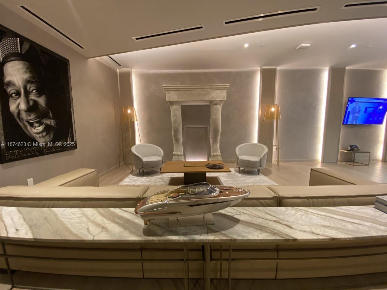 Building Photo - 1000 Brickell Plz