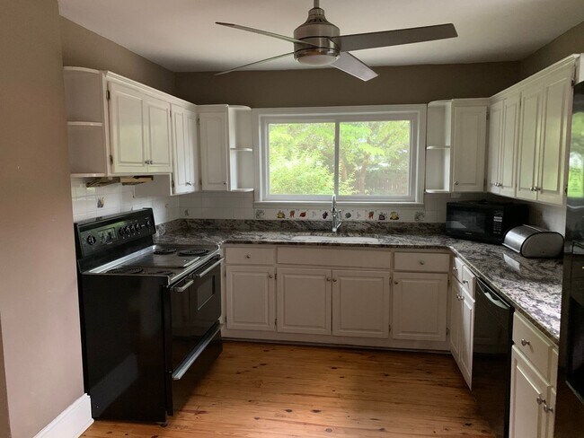 Building Photo - Lovely home in the Haymount Area - Available 4/15/2026