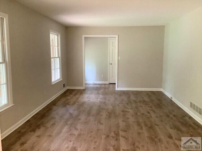 Building Photo - 3br Home East Athens For Rent