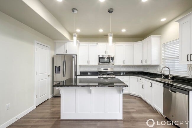 Building Photo - Stunning Row-End Townhome In Excellent Loc...