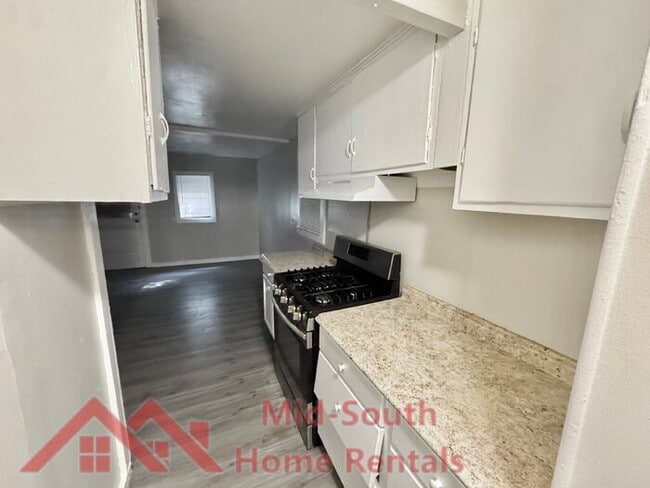 Building Photo - 1536 Brookins St