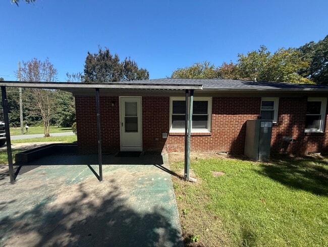 Building Photo - Three bedroom, 1 bath house in Burlington