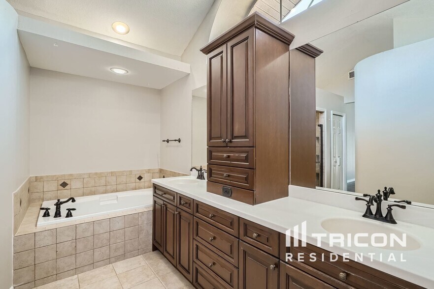 Building Photo - 854 Christina Cir