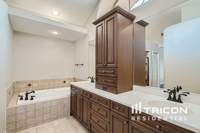 Building Photo - 854 Christina Cir