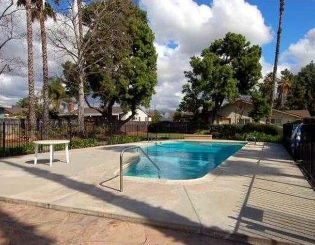 Building Photo - 4 Bedroom Townhouse - Ideal for Chapman St...