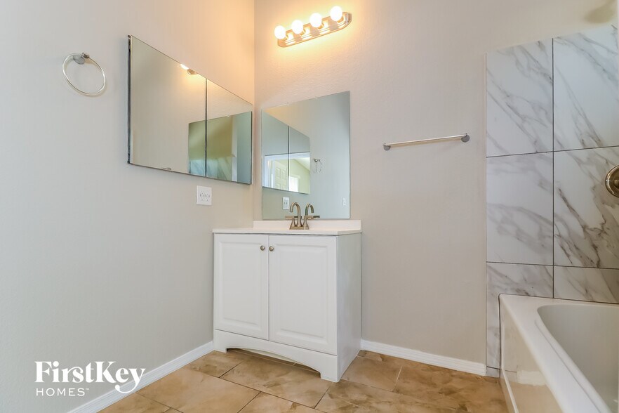 Building Photo - 5859 W Cochise Dr