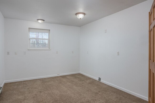 Building Photo - Spacious 5 Bedroom Home on 6 Acres – North Pole, Alaska