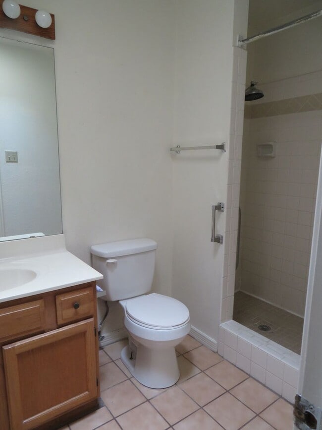 Building Photo - Clean 3 Bedroom 2 Bath Home For Rent