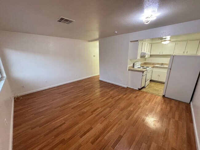 Building Photo - 4765 Thunderbolt Ave