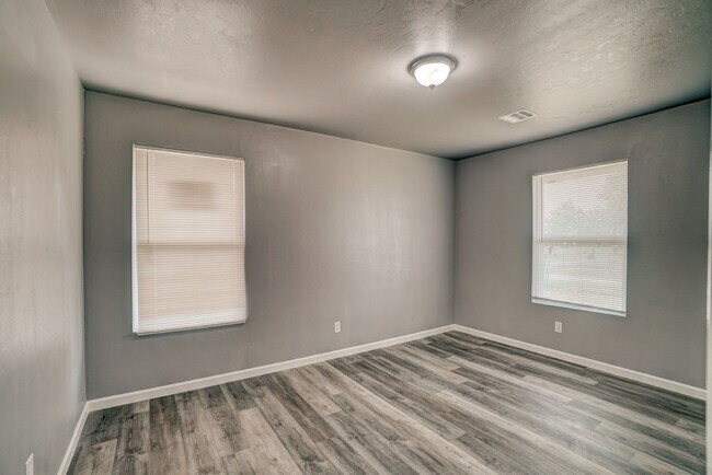 Building Photo - 3BR Home in Shawnee with Stainless Appliances, Fenced Yard & Storm Shelter!